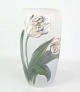 Kongelig 
porcelæns vase 
med motiv af 
blomster i 
hvide og grønne 
farver nr. 
201/1049. 
Perfekt ...