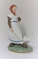 Royal 
Copenhagen. 
Porcelænsfigur. 
Gåsepige i 
farver. Model 
528. Højde 18,5 
cm. (1 
sortering)