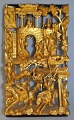 Kinesisk 
træskæring, 19. 
årh. Skæring 
med ryttere og 
krigere. 
Forgyldt træ. 
34 x 18 cm. 