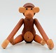 Kay Bojesen aben blev originalt designet i 1951 og er lavet af teak og limba træ. Aben er en ...