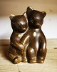 Figur forestillende to bjørneunger i keramik af Knud Basse (1916-1991). Figuren er dækket af en ...