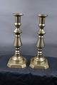 Pair of English brass candlesticks 21cm on squared stand from the 19th century.