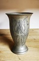 Vase i tin med dekorationer på to sider. Fremstillet på Hans Peter Hertz værksted in 1916. HPH ...