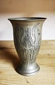 Vase i tin med 
dekorationer på 
to sider. 
Fremstillet på 
Hans Peter 
Hertz værksted 
in 1916. HPH 
...