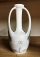 Vase i porcelæn med tre hanke fra Royal Copenhagen 1900-1923. Dekoreret med mølkebøtter. ...