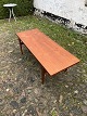 Dansk design sofabord i teaktræ af ukendt producent, udført ca. 1960’erne. Pæn brugt stand. ...