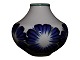 Mindre Aluminia 
vase med blå og 
grøn 
dekoration.
Bemærk denne 
vare er på 
vores 
fjernlager. ...