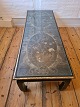 Orientalsk sofabord med glasplade, bestående af håndmalet panel fra 1700 tallet på nyere ...