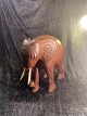 Afrikas elefant 
i træ massive 
H 27 cm