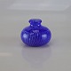 Blå glasvase 
med svage 
striber
Designer Bengt 
Edentalk
Producent 
Skruf glass 
Sweden
Højde ...