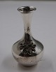 Pæn og velholdt lille buttet vase dekoreret med firkløver i 925 sølv i pæn, brugt stand.H ...