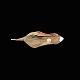 Gertrud Engel 
for Anton 
Michelsen. 
Broche i 14k 
Guld med perle.
Tegnet af 
Gertrud Engel 
og ...