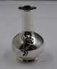 Pæn og velholdt lille buttet vase dekoreret med bladranke i 925 sølv i  pæn, brugt stand.H ...