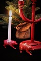 Små , gamle 
grise i 
rødmalet 
porcelæn med 
lille hul i 
ryggen til 
lille julelys 
eller grangren. 
...