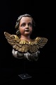 Dekorativ , antik 1800 tals engel med vinger i udskåret træ med fin original bemaling og ...
