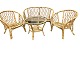 2 stole og sofa i bambus. NB! Bordet er solgt. Med blomstrede hynder.Pæn brugt stand.