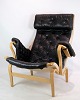 Pernilla 69 er en lænestol designet af Bruno Mattsson. Den er fremstillet af bøg, kanvas og sort ...