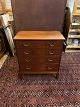 Dansk 
møbeldesign 
kommode i teak 
med messing 
greb. 
Produceret ca. 
1960'erne.
Pæn brugt ...