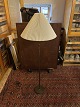 Standerlampe 
med justerbar 
højde udført i 
messing med Le 
Klint skærm. 
Produceret ca. 
...