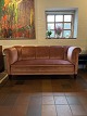 Snedkermester fritstående overpolstret sofa betrukket med rosa farvet velour stof, ben i ...