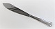 Dobbeltriflet. 
Cohr. 
Sølvbestik 
(830). 
Kagekniv. 
Længde 26.2 cm.