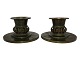 Par store, lave lysestager i bronze til store stearinlys fra ca. 1920 til 1930.Diameter 13,3 ...