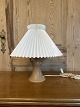 Le Klint/ 
Søholm 
bordlampe 
model: 309 med 
lampefod i 
keramik og 
skærm i plast.
Pæn brugt 
stand. ...