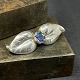 Længde 3,5 cm.Fin broche fra 1950'erne i sølv.Den er med blade omkring den blå ...