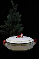 Gammel 
håndmalet oval 
juleterrin i 
porcelæn med 
nisser fra 
Gustafsberg.
H:13cm. 
27x16cm.