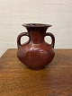 Bode Willumsen vase i stentøj glaseret med okseblods glasur. Udført hos Den Kgl. Porcelænsfabrik ...