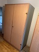 Børge Mogensen 
& Grethe Meyer 
boligensbyggeskabe, 
klædeskab 
udført i Oregon 
Pine og grå 
lakeret ...