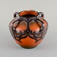 Ipsens enke, Danmark. Art nouveau vase i håndmalet glaseret keramik. 1920'erne. Modelnummer 710. ...