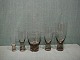 Canada 
røgfarvede glas 
fra Holmegård,
designet af 
Per Lütken.
* Hvidvinsglas 
til kr. 20. ...