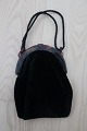 Vintage:Smuk gammel lille håndtaskeSort stof indvendig og udvendigSmuk lukning/bøjle, som ...