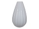 Royal Copenhagen høj hvid vase med både glaseret samt uglaseret porcelæn.Denne er produceret ...