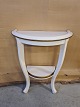 Malet halvbord 
fra 1950erne.
Det har 
brugsspor.
H 66cm B 56cm 
D 28cm
