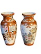Par japanske Kutani-vaser dekoreret i paneler af orange og guld med motiver af havescener med ...