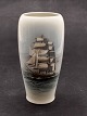 Royal 
Copenhagen vase 
4570 
1.sortering H. 
17 cm. med 
skoleskib emne 
nr. 524536