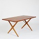 Hans J. 
Wegner:AT303 
spisebord af 
teak med 
krydsbensstel 
af egetræ. 
Udført hos 
Andreas Tuck 
...