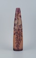Émile Gallé (1846-1904), Frankrig. Stor kunstglasvase med lilla blomsterdekoration.Ca. ...