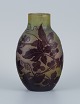 Émile Gallé (1846-1904), Frankrig. Vase i mundblæst kunstglas med lilla bladværk i relief. Ca. ...