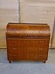 Chatol i 
fineret 
teaktræ, far 
1960erne.
Det har 
brugsspor og 
defekt finer.
H 86cm B 85cm 
D 46cm