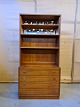 Reolsektion i 
fineret 
teaktræ, fra 
1960erne.
Den har en del 
brugsspor.
H 173cm B 84cm 
D 42cm