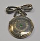 Sølv foto gemme som brosche, C. C. Olsen, København (1893 - 1910) Danmark. Medaljon i sløjfe.Med ...
