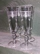 Fire glas i 
form af 
champagnefløjter 
sælges samlet. 
Tre i god 
stand. Ét med 
lille 
nålestiksskår 
...
