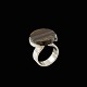 MOLTKE Jewelry. 
Ring i 
sterlingsølv 
med tigerjern.
Tegnet og 
udført hos 
MOLTKE Jewelry 
1974 - ...