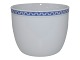 Royal Copenhagen porcelæn, lille hvid urtepotteskjuler med blå dekoration.3. ...