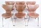 Et sæt af 6 Syver stole, model 3107, designet af Arne Jacobsen og fremstillet hos Fritz Hansen. ...
