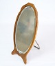 Lille bordspejl i nøddetræ med lille metal fod fra omkring 1880'erne. Mål i cm: H:30  B:15,5