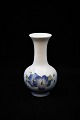 Royal 
Copenhagen 
lille vase med 
blomstermotiv.
Dekorationsnummer: 
2800/1554. 
1.sort. 1964. 
...